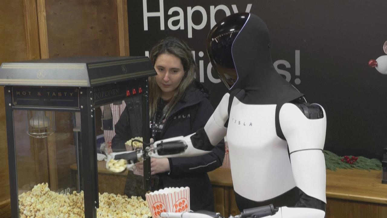 「爆米花機器人」引熱議 民眾排隊搶買拍照