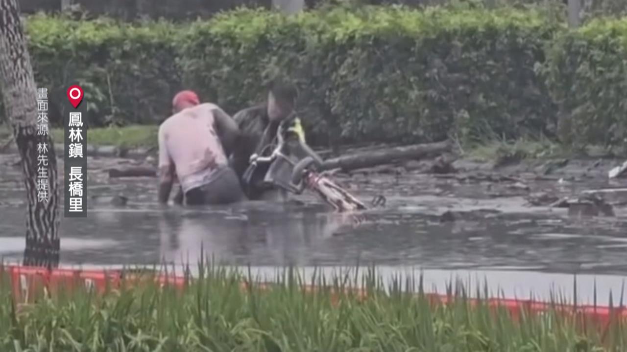 獨／鳳林老翁連人帶車卡泥濘　明利村部落青年路過助脫困