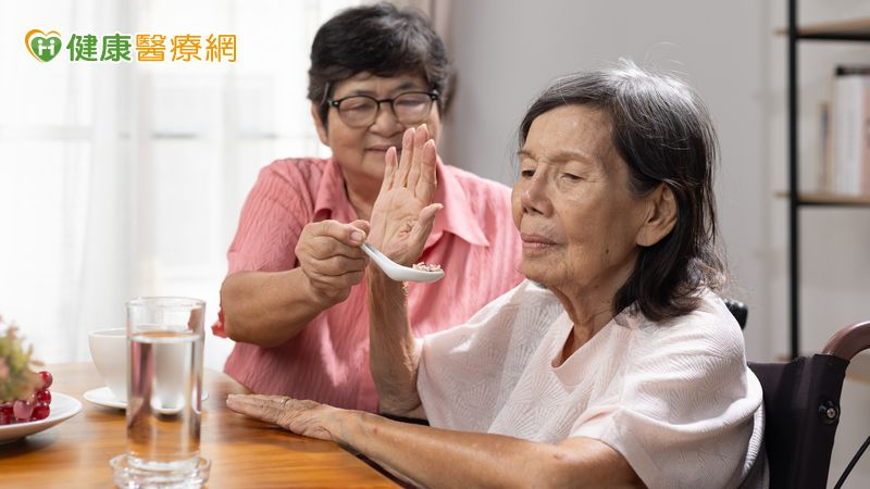 長輩隱忍不適總說「沒事」?醫:家屬主動陪伴就醫降壓力