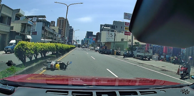 【有片】驚險！疑身體不適衝撞分隔島 男騎士噴飛對向車道
