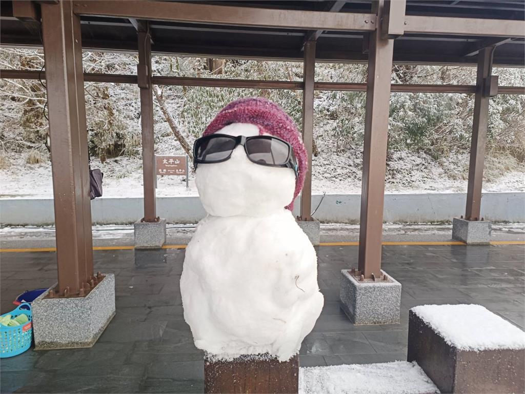 快新聞／合歡山飄雪、太平山下冰霰！　絕美銀白世界曝光