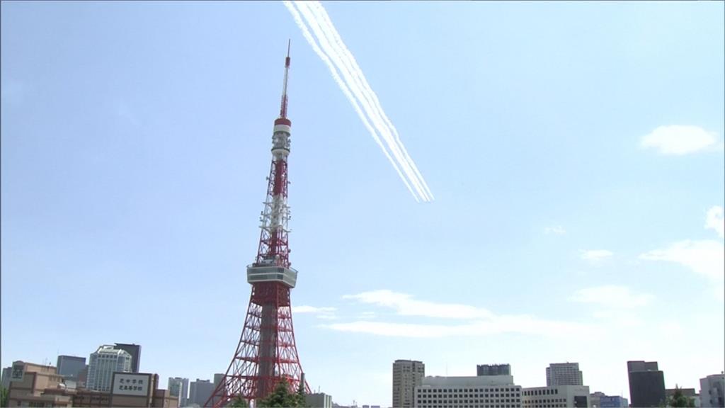 向醫護致敬！日本「藍色衝擊」飛越東京 安倍晉三官邸頂樓觀禮