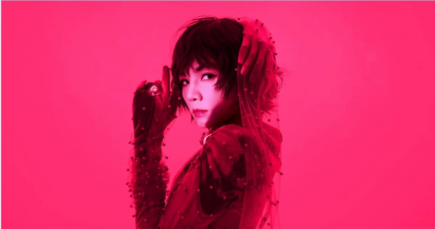 Ella辣秀性感螞蟻腰 回歸短髮許願「50歲要剃平頭」