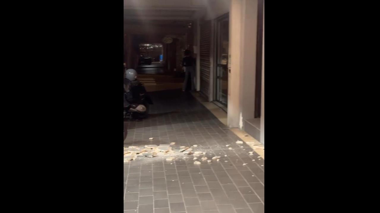 宜蘭規模7強震火鍋店「外牆磁磚全噴掉」！驚悚影片曝光民眾：進退兩難