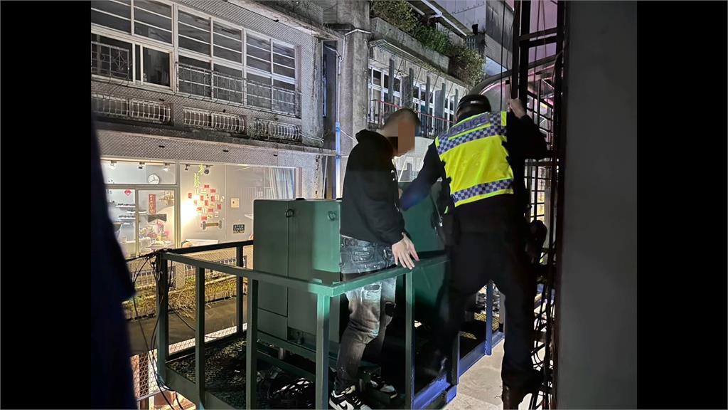 不怕電！警臨檢兩名房客少1人　通緝犯竟躲高架變電箱