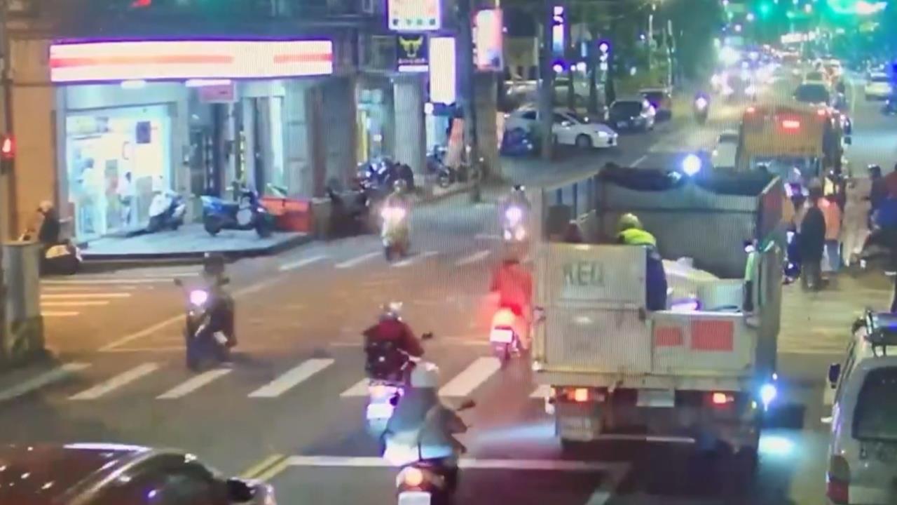 資源回收車駕駛突昏厥 "腳踩油門"直撞垃圾車釀1死6傷