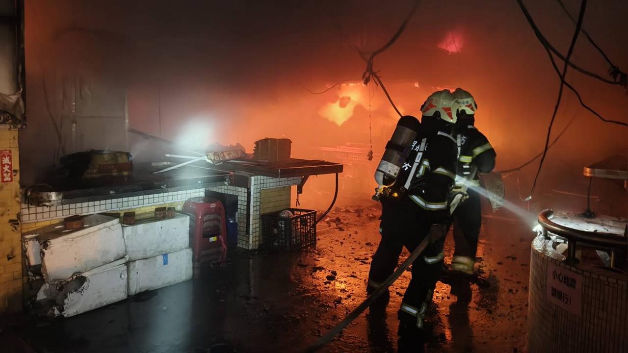 快新聞/澎湖最大!馬公「北辰市場」凌晨遭祝融 駭人畫面曝光了