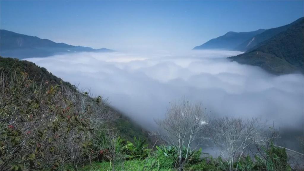 鹿谷大崙山、望高寮再現雲海　山腳下燈火穿透雲層如琉璃光