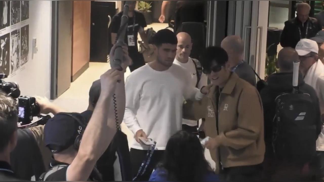 澳網(影)／華語樂壇天王遇上世界球王！周杰倫一分大滿貫賽前與艾卡拉茲輕鬆互動