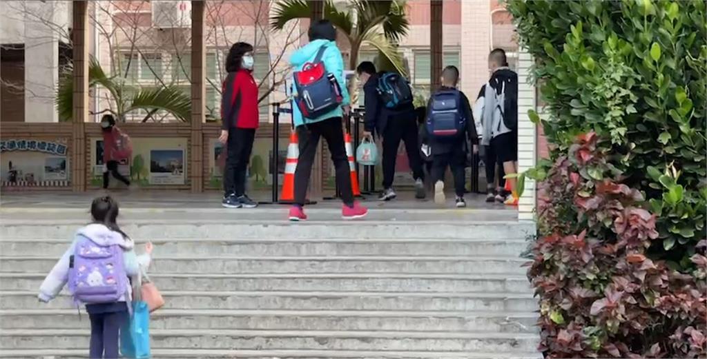 快新聞/桃園某國小家長確診! 校方昨急全面清消今復課