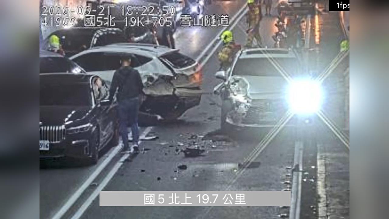 快新聞／國5塞爆！雪隧「5車連撞」北上雙線中斷　現場慘況曝