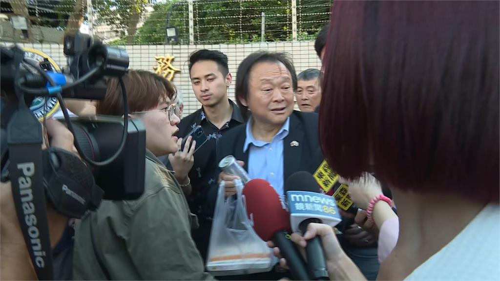 柯文哲遭羈押王世堅履行承諾 送「會客菜」大玩諧音梗