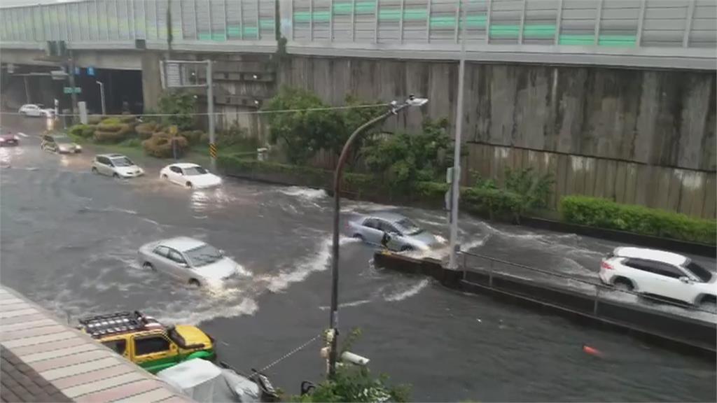 雨大到把車牌沖到脫落　巡邏警撿到通知領取