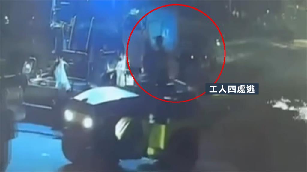 新北鋪設柏油釀工安意外！　貨車沒注意車斗高度　勾斷電桿線　害大停電