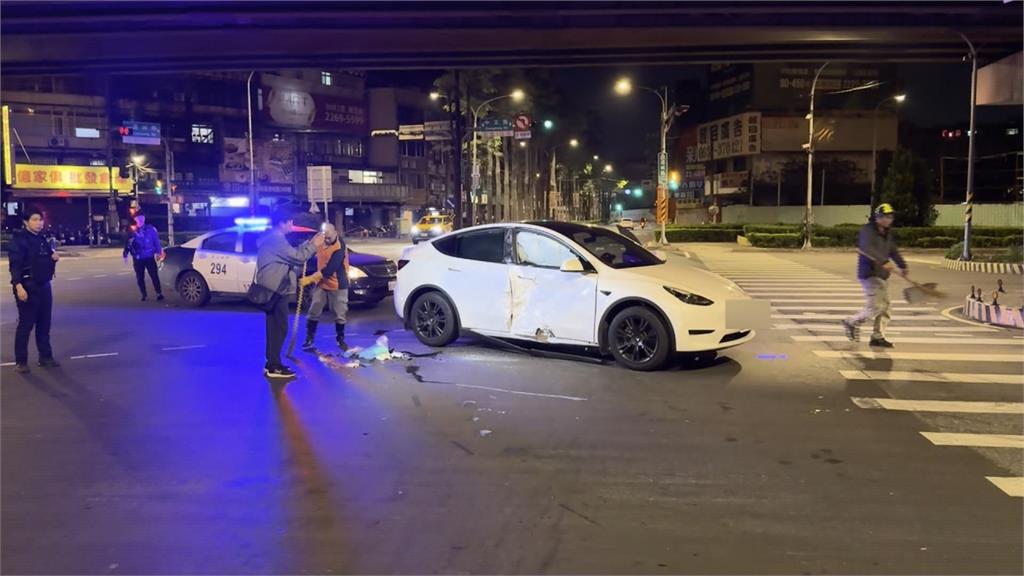 特斯拉違規左轉機車撞上 騎士當場噴飛重傷送醫