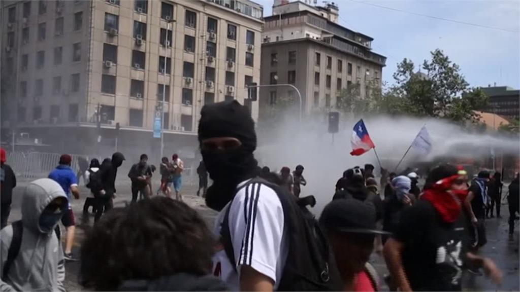 智利反政府示威19死   總統開支票民眾不買單