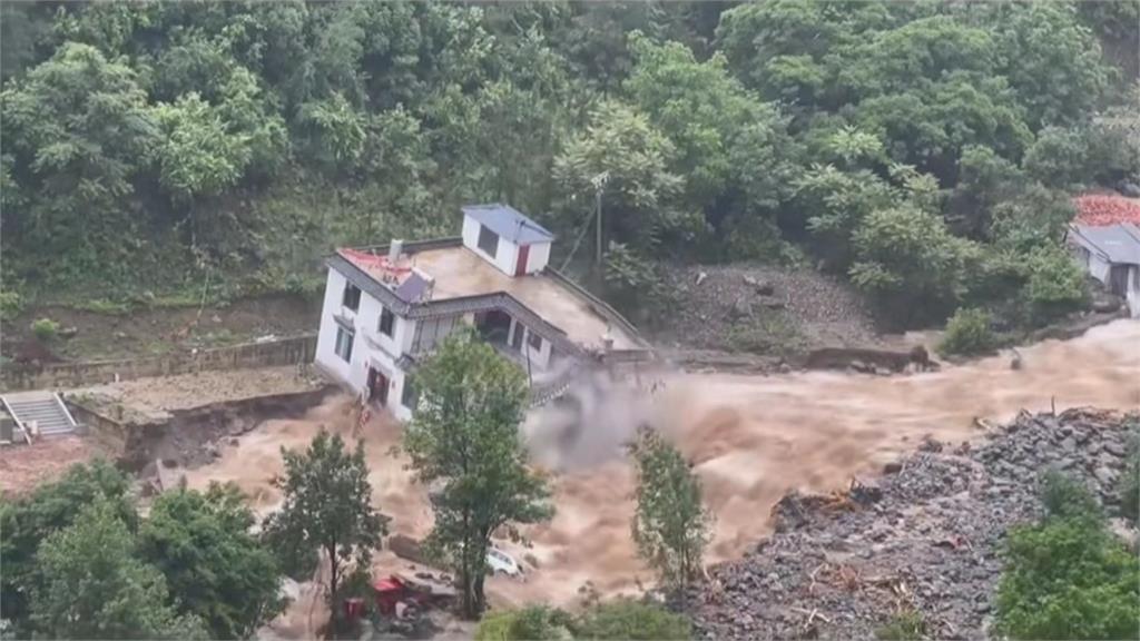 雲南暴雨成災！　貢山縣小鎮成孤島　三層樓酒店「整棟墜河」