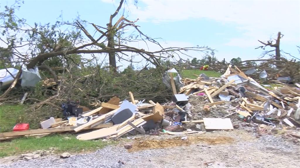 美國龍捲風侵襲釀29人死　多地下冰雹、閃電擊中警車
