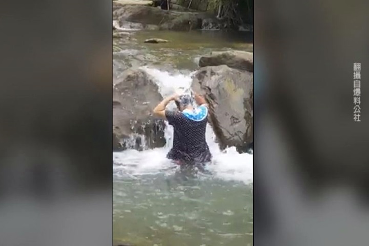 整個瀑布都是我家？婦人自備洗髮精洗頭