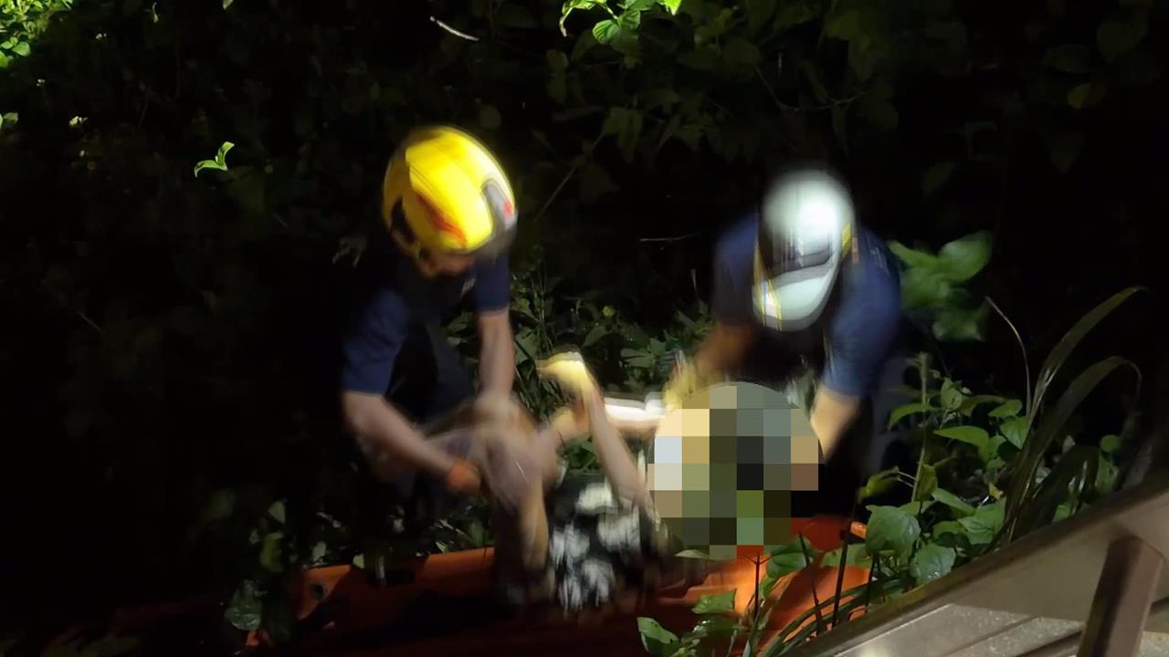 基隆女酒後坐護欄賞海景 摔落墜三公尺深草叢
