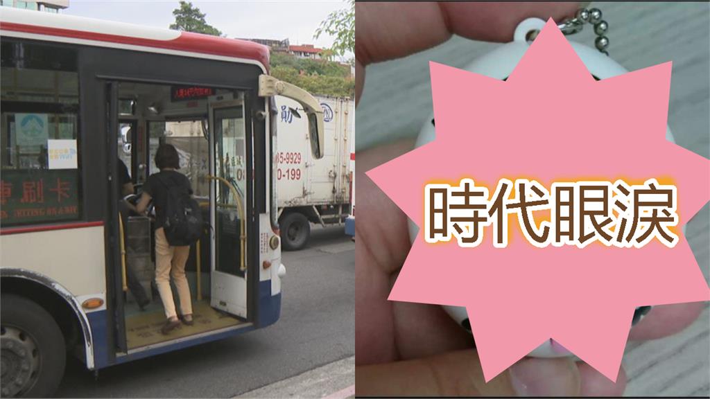 公車嗨玩「1神物」引圍觀！學生困惑「樂趣在哪」眾人淚：30年前人手一個