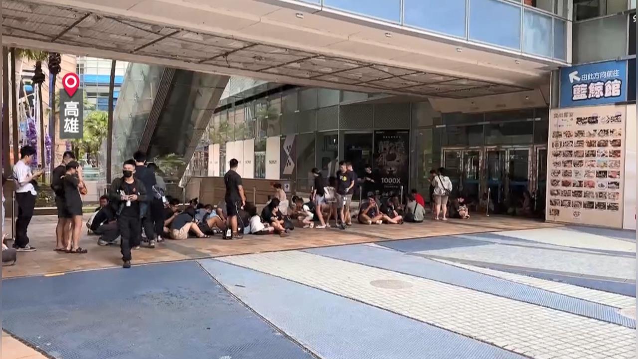 颱風假逛百貨？高雄百貨午後營業　門口人潮大排長龍.周邊道路塞車