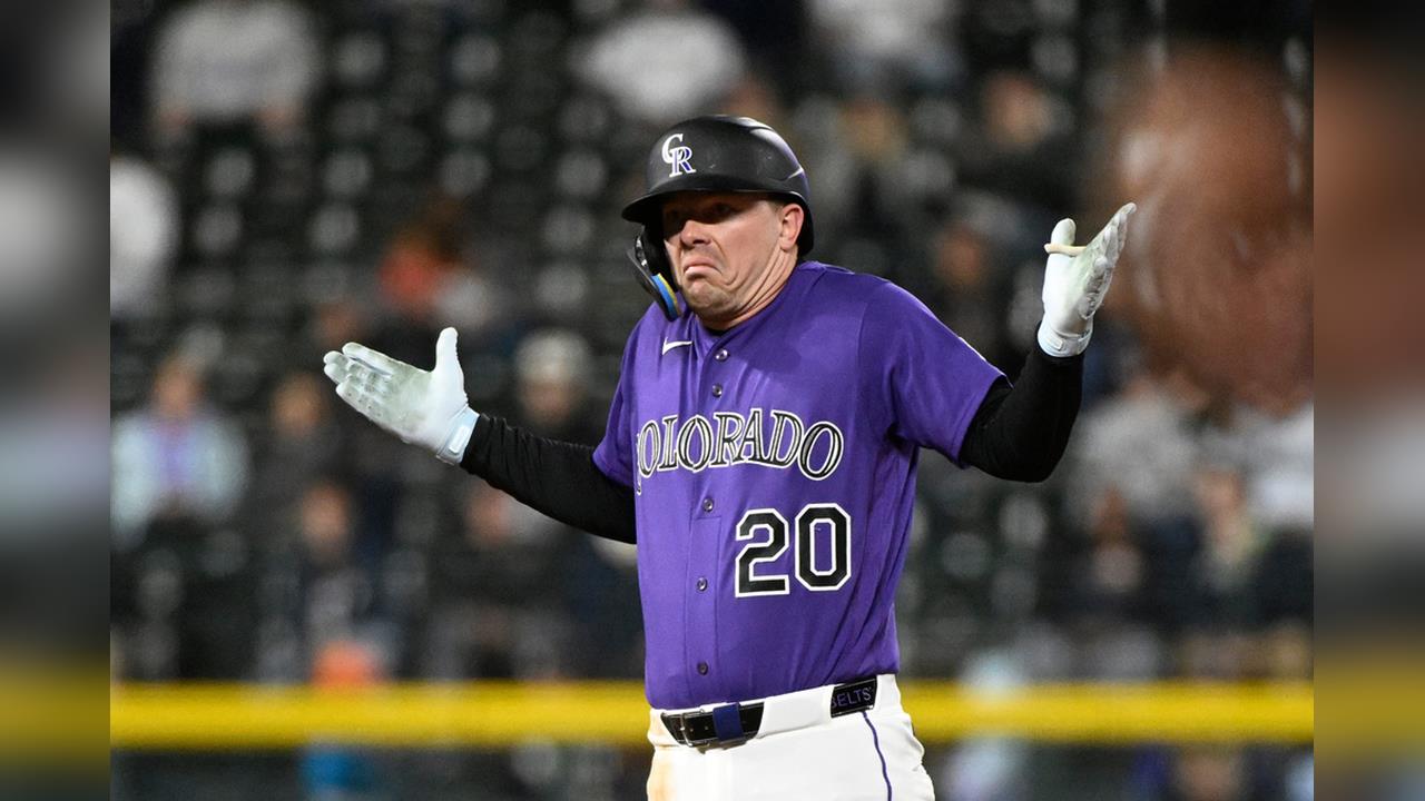 MLB(影)/落磯外野手運氣太好只能聳肩!觸擊短打球停線上!還擊中壘包成二壘安打