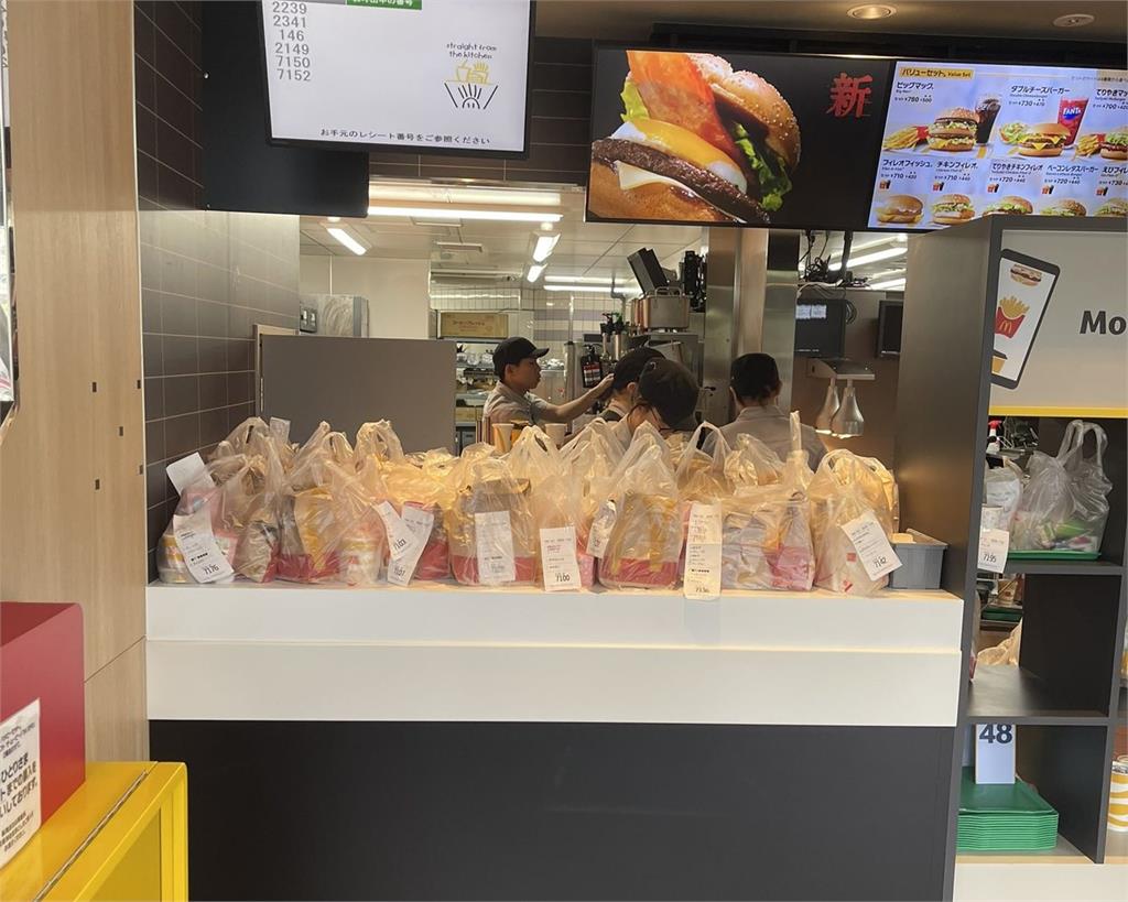 中國黃牛搶爆吉伊卡哇！麥當勞餐點丟滿地　日網氣炸：毫無道德