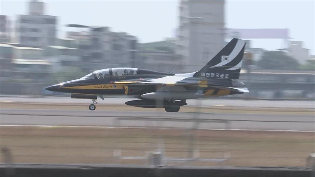 韓空軍「黑鷹表演隊」再度過境　降落高雄整補吸引航空迷搶拍