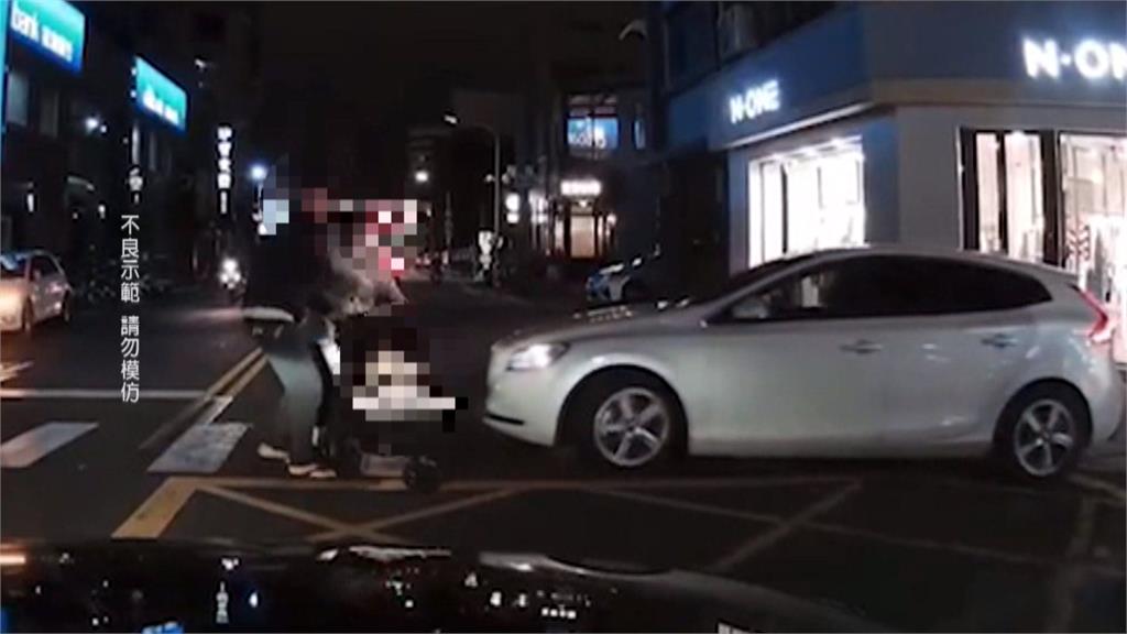 行人地獄！　夫妻推嬰兒推車　險被車輛二度撞上