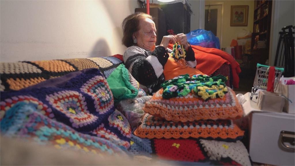 希臘93歲嬤不停鉤圍巾　全數捐歐洲難民營孩童