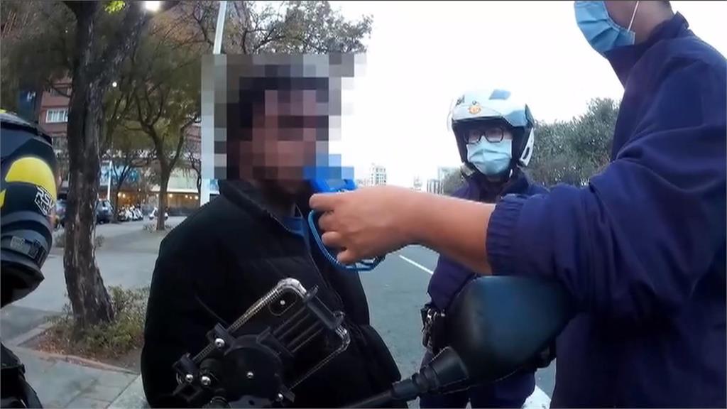 男酒駕停等紅燈竟睡著了　警上前敲窗關心嚇到踩油門