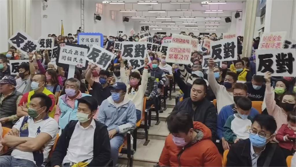高雄鳳山擬建大型儲能廠　民眾擠進說明會場抗議「激動落淚」