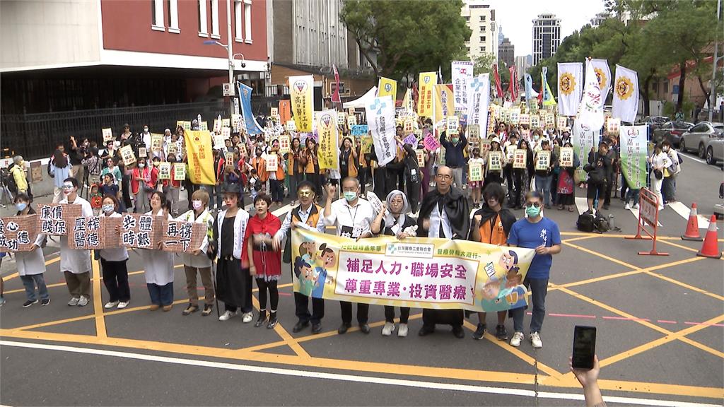 醫療人員「扮鬼」爭取勞權　衛福部：將訂出「三班護病比」比例