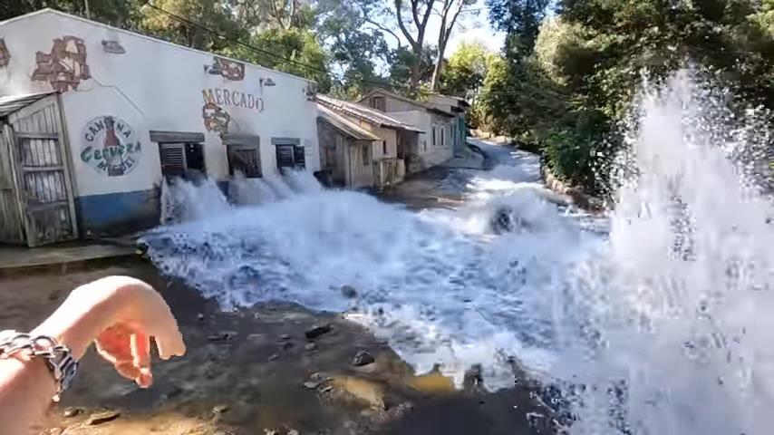 直擊大水淹沒小鎮！網紅開箱好萊塢電影場景　洪水暴發瞬間太真實引尖叫