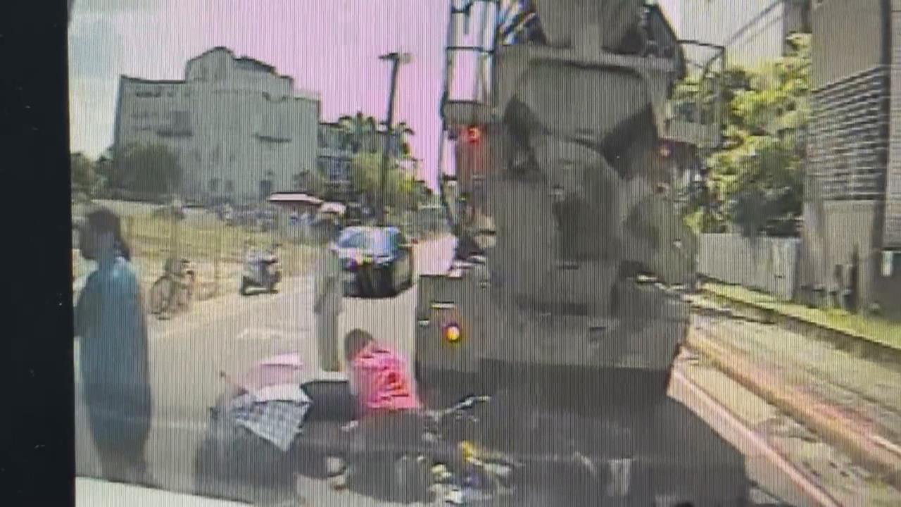 水泥車疑倒車未注意　輾斃後方騎車女大生