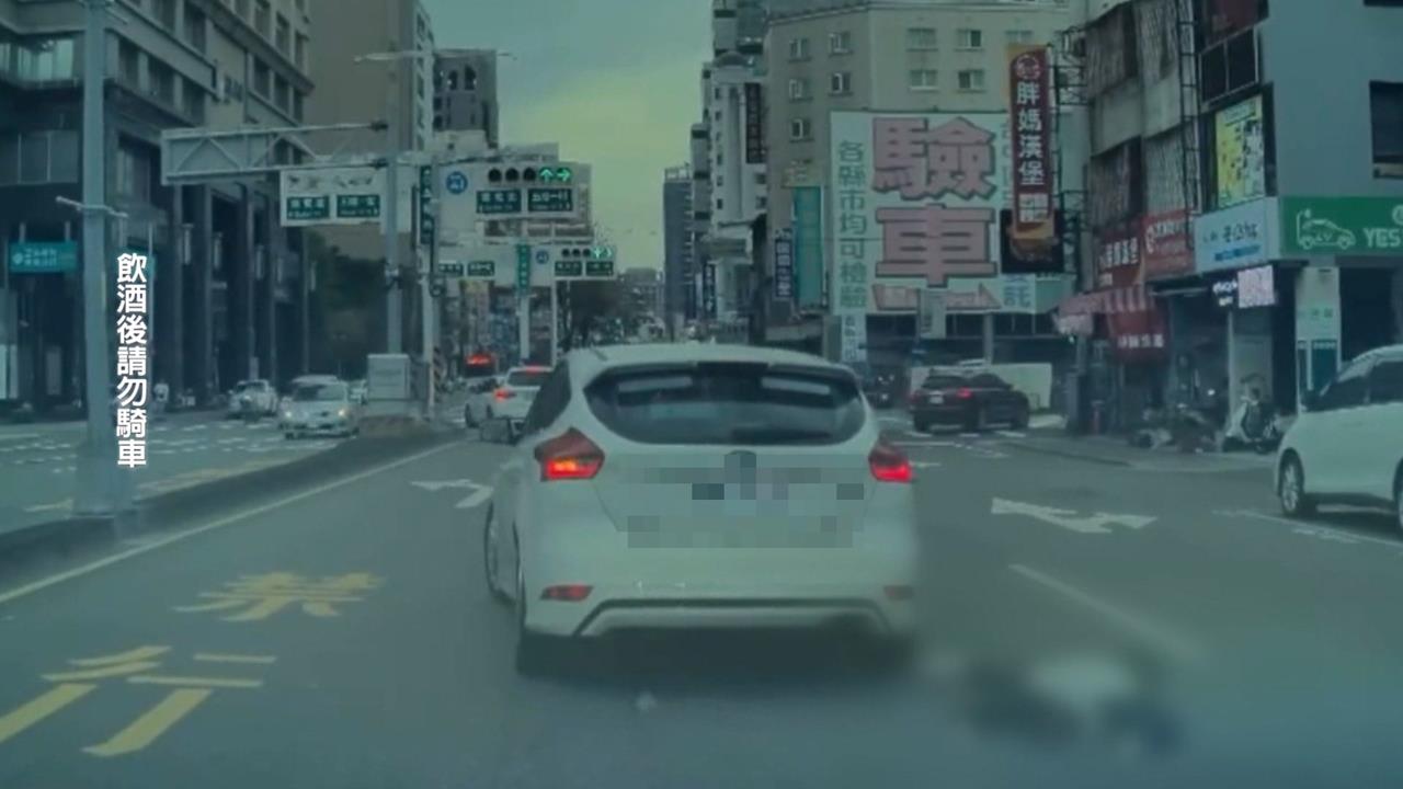 驚悚！酒駕騎士轉彎不慎「連人帶車噴飛」　遭後車輾手腳