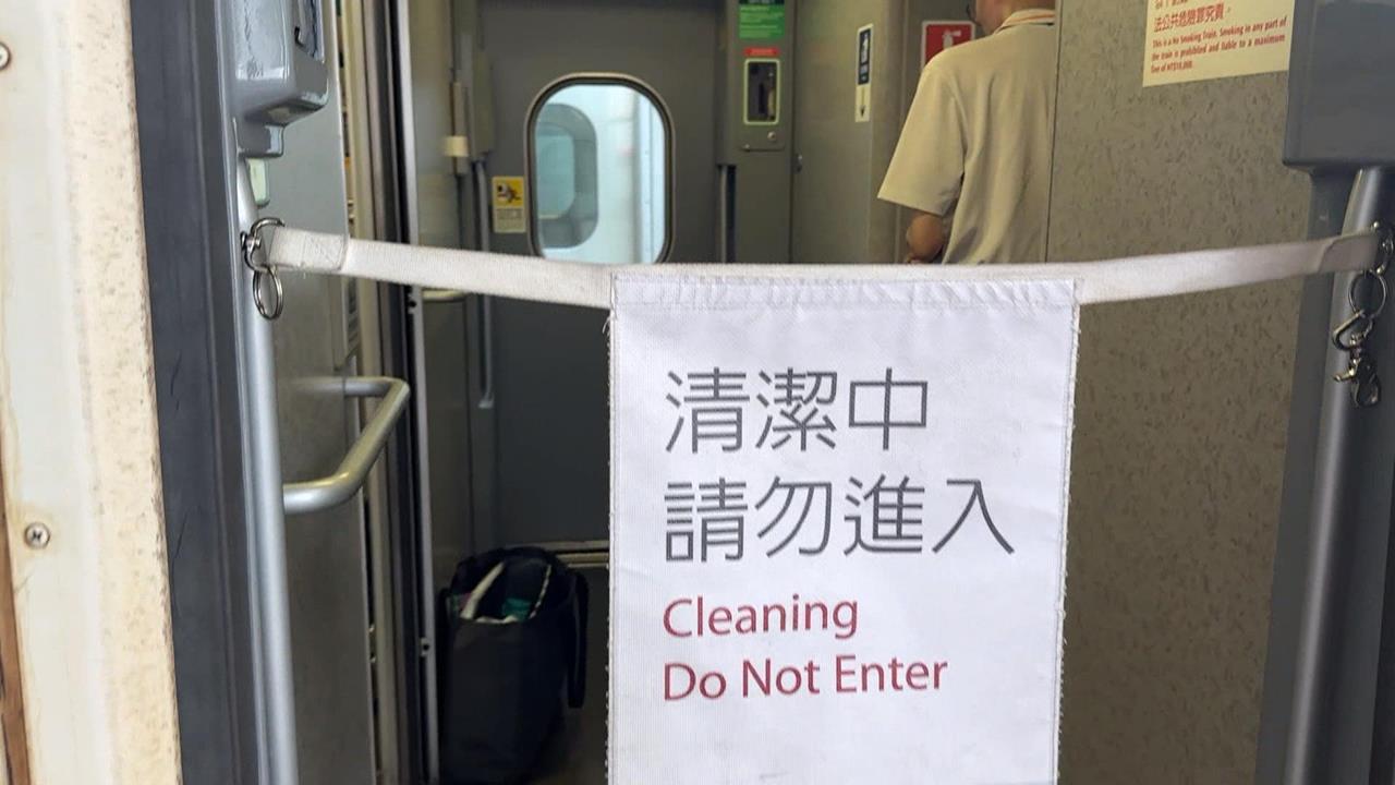 南部政治人物掉的？　高鐵清潔員車廂廁所內撿百萬現金提袋