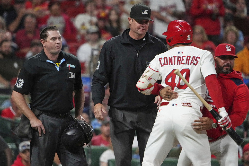 MLB(影)／大場面！球星遭驅逐暴怒嗆主審　砸球棒「誤傷友軍」致歉：不是故意的