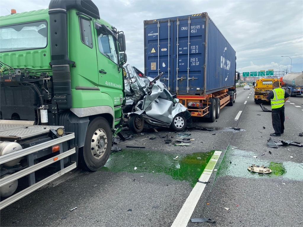 快新聞／國1北向瑞隆段連環車禍「轎車遭夾扁」　2人不治