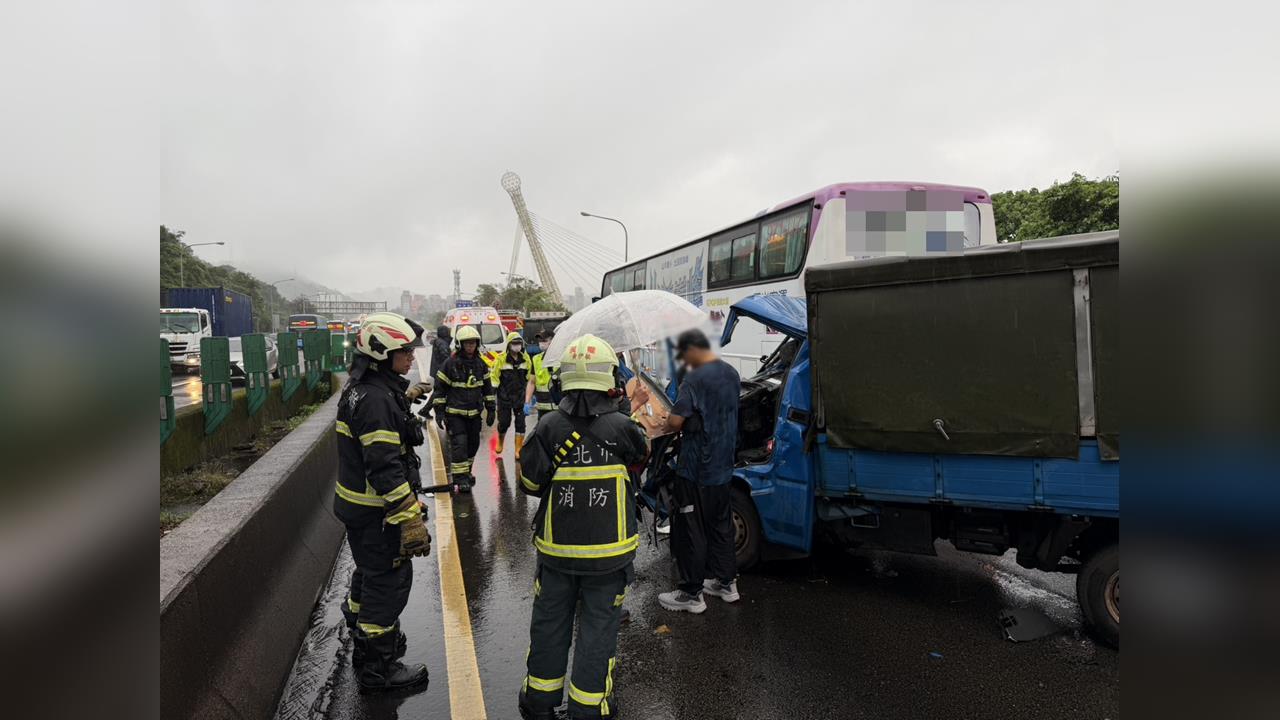 快新聞／國1北上汐止段嚴重車禍！小貨車追撞國光客運　駕駛無生命跡象