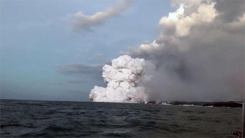 夏威夷火山熔岩炸裂 碎片砸觀光船23人傷