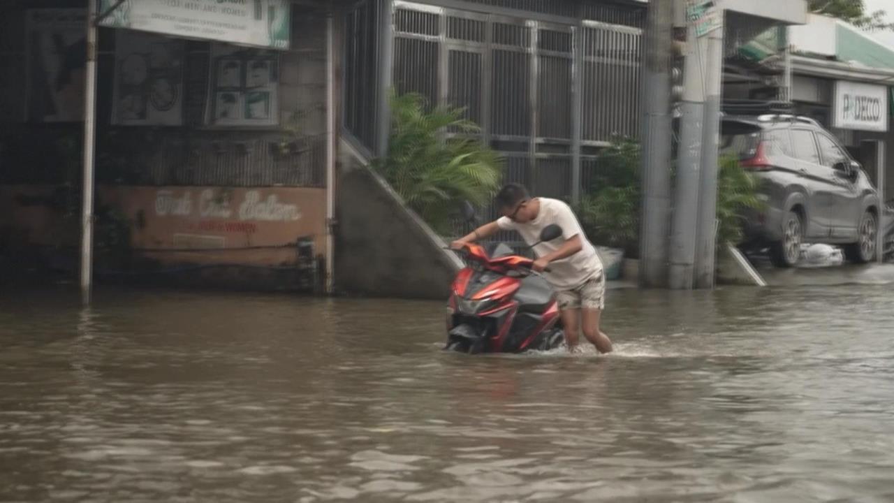 樺加沙肆虐菲律賓！　道路被沖垮、暴雨釀山崩