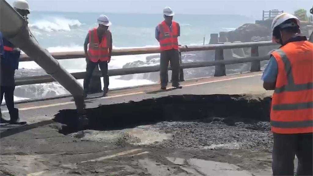 海水倒灌掏空路基 台11線61K路面破大洞