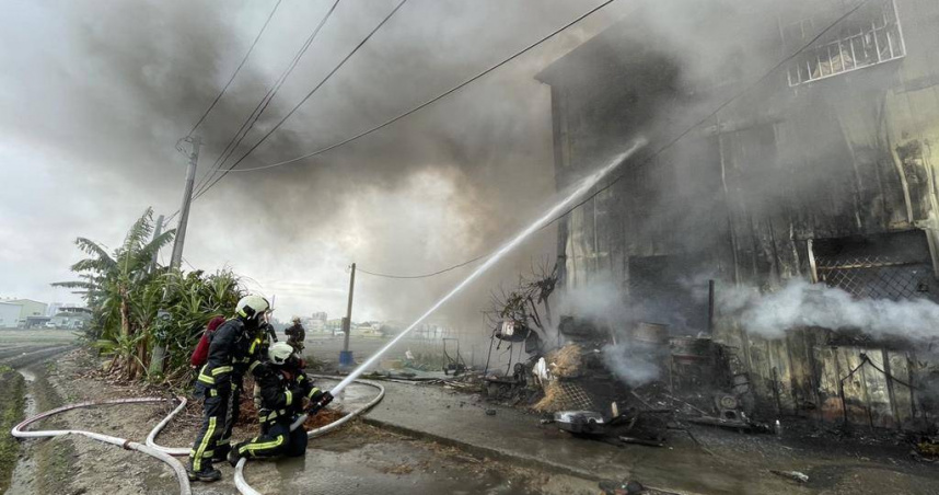 火光衝天！台中潭子2樓鐵皮工廠大火　半小時燒光150平方公尺