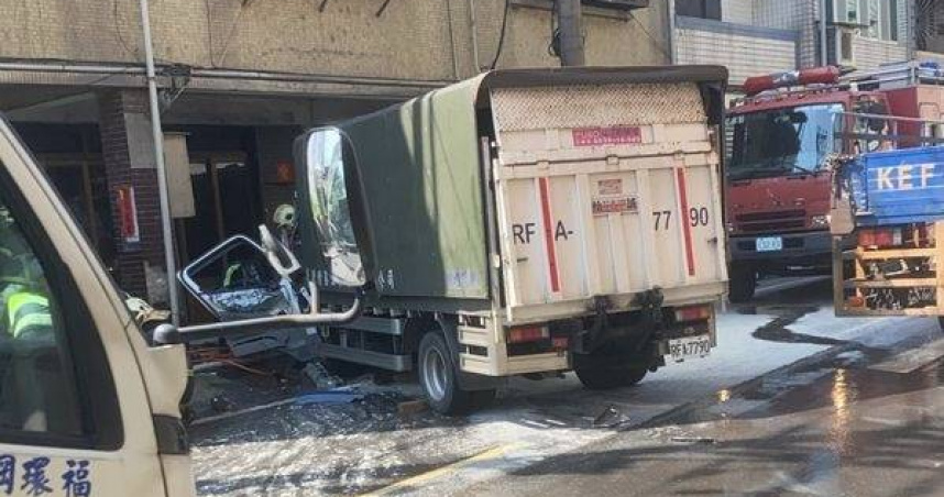 鶯歌驚險車禍！貨車撞斷電桿險衝民宅　駕駛腿骨折送醫