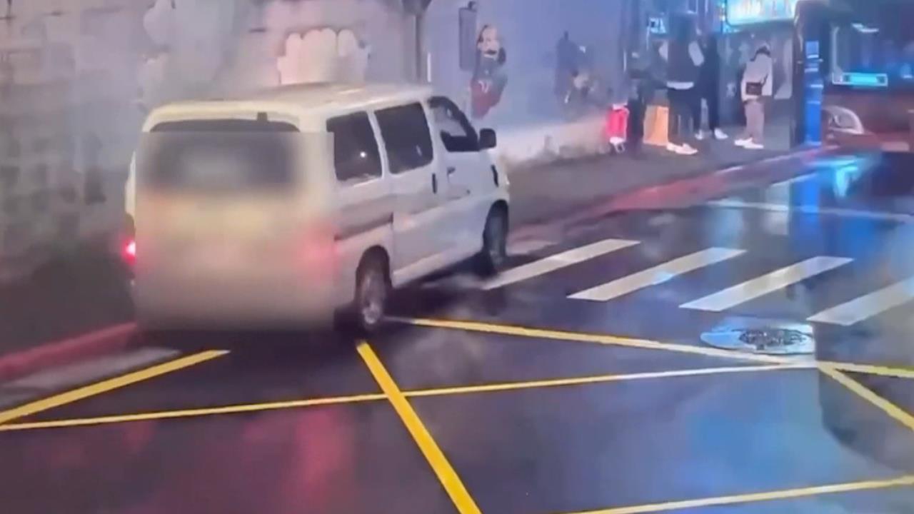 廂型車逆向開上人行道撞電桿 波及2行人、駕駛傷重送醫不治