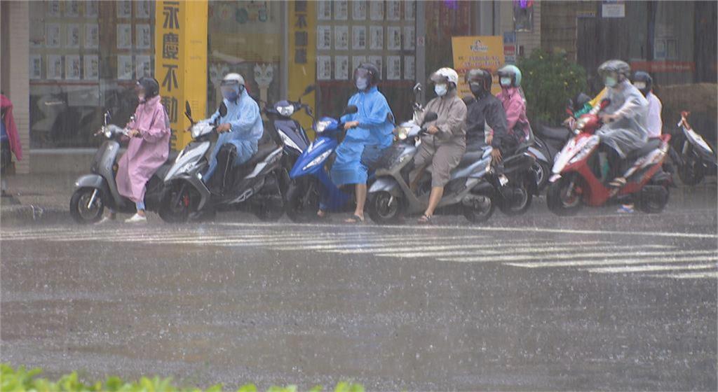 快新聞 / 初三全台有雨！2縣市發布大雨特報   北台灣「濕涼轉冷」氣溫驟降
