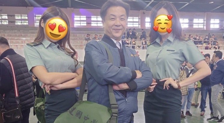 呂秋遠建中同學會曬「2超辣教官」合照　1句話讓網讚：絕不翹課