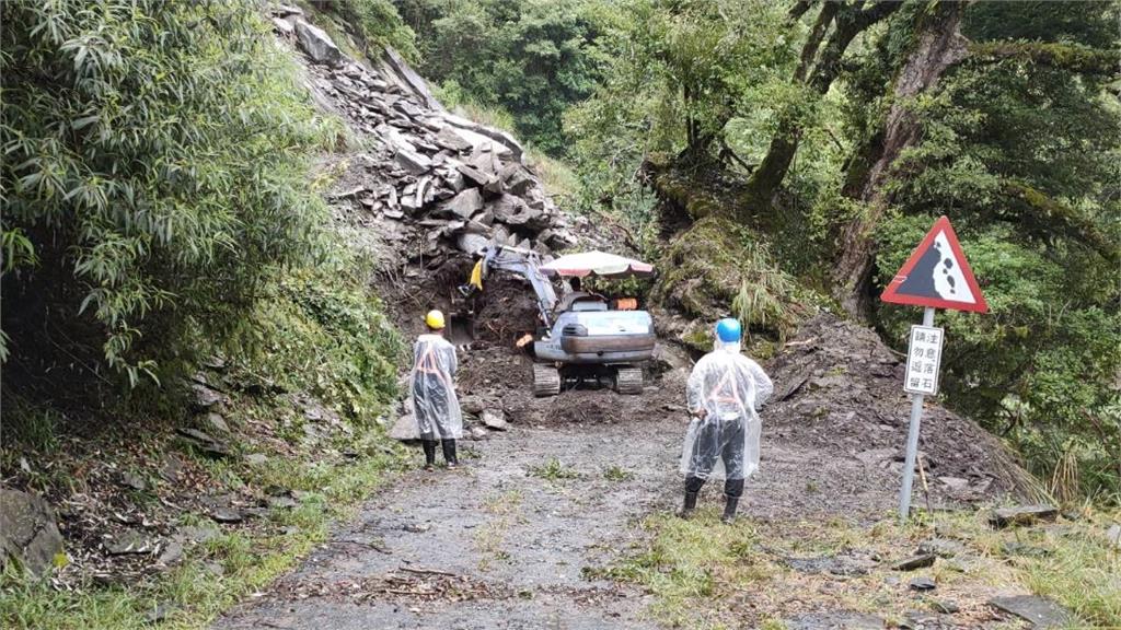 雪霸大鹿林道大面積坍方　27名登山客一度受困